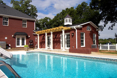 Imagen de piscina clásica de tamaño medio rectangular y interior