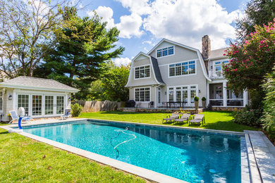 Идея дизайна: большой прямоугольный бассейн на заднем дворе в стиле неоклассика (современная классика) с домиком у бассейна