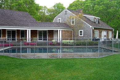 Modelo de piscina alargada tradicional de tamaño medio rectangular en patio trasero