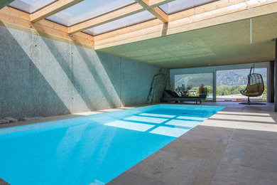 Moderner Indoor-Pool in rechteckiger Form in Sonstige