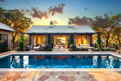 Imagen de casa de la piscina y piscina tradicional renovada rectangular
