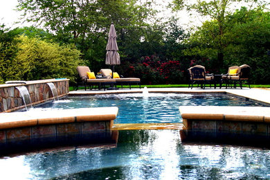 Imagen de piscinas y jacuzzis alargados clásicos renovados de tamaño medio rectangulares en patio trasero con entablado
