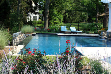 Cette image montre une piscine traditionnelle.