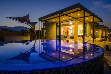 Immagine di una piscina minimal rotonda dietro casa