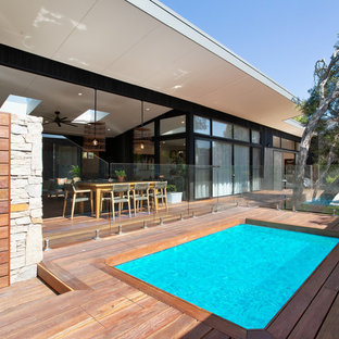 Ispirazione per una grande piscina monocorsia contemporanea rettangolare davanti casa con pedane