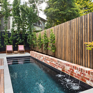 Ispirazione per una piccola piscina monocorsia design rettangolare in cortile con fontane e pedane