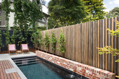 Свежая идея для дизайна: маленький прямоугольный, спортивный бассейн на внутреннем дворе в современном стиле с фонтаном и настилом для на участке и в саду - отличное фото интерьера
