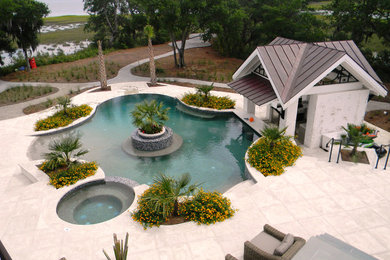 Modelo de piscinas y jacuzzis naturales actuales a medida en patio trasero con suelo de baldosas