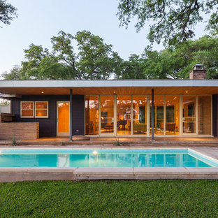 Imagen de piscina vintage, rectangular, en patio trasero, con adoquines de hormigón
