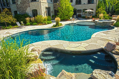 Foto di una piscina naturale tradizionale personalizzata di medie dimensioni e dietro casa con una vasca idromassaggio e cemento stampato