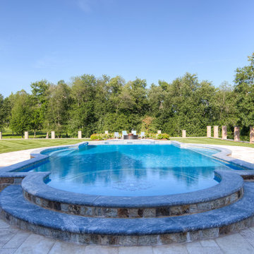 Roman-style swimming pool with fountain