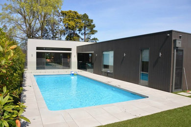 Ejemplo de piscina minimalista de tamaño medio