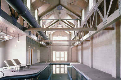 Diseño de casa de la piscina y piscina campestre grande en forma de L y interior con losas de hormigón