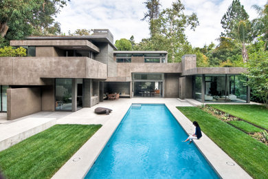 Imagen de piscina alargada contemporánea extra grande rectangular en patio trasero