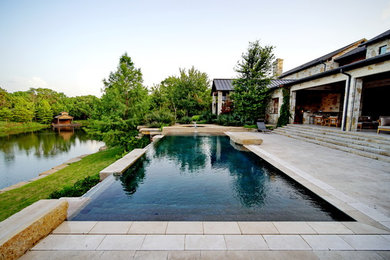 Immagine di una piscina stile rurale dietro casa