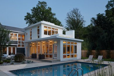 Esempio di una piscina monocorsia design rettangolare dietro casa con lastre di cemento