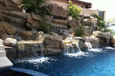 Diseño de piscina con fuente alargada de estilo americano de tamaño medio rectangular en patio trasero