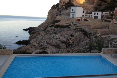 Oberirdisches, Geräumiges Mediterranes Pool im Innehof in rechteckiger Form mit Pflastersteinen in Palma de Mallorca