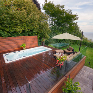 Foto di una piscina monocorsia minimal rettangolare di medie dimensioni e dietro casa con una vasca idromassaggio e pedane