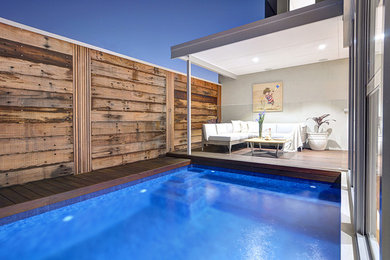 Inspiration pour un couloir de nage design de taille moyenne et rectangle avec une cour.