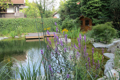 Großer, Halbschattiger Landhausstil Garten im Sommer, neben dem Haus mit Dielen in München