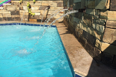 Imagen de piscina de estilo americano de tamaño medio redondeada en patio trasero