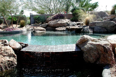 Modelo de piscina con fuente rústica grande en patio trasero