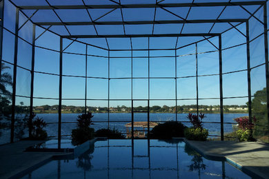 Großer Moderner Pool hinter dem Haus in individueller Form mit Betonplatten in Orlando