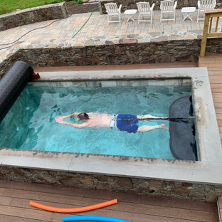Esempio di una piccola piscina fuori terra boho chic rettangolare dietro casa con una vasca idromassaggio e pedane
