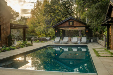 Modelo de piscina clásica de tamaño medio rectangular en patio trasero
