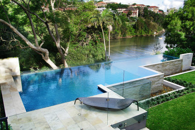Idée de décoration pour une piscine à débordement design.