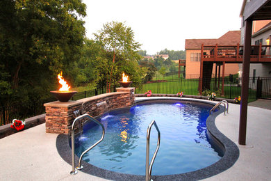 Foto de piscina con fuente natural contemporánea de tamaño medio a medida en patio con entablado