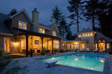 Mittelgroßer Klassischer Pool hinter dem Haus in rechteckiger Form mit Natursteinplatten in Sonstige