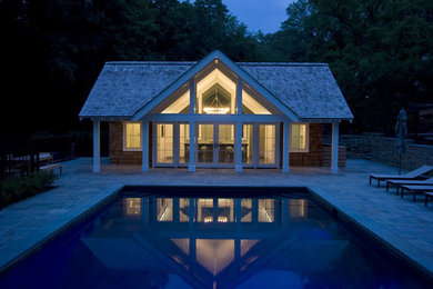 Свежая идея для дизайна: прямоугольный бассейн среднего размера на заднем дворе в морском стиле с покрытием из плитки и джакузи - отличное фото интерьера
