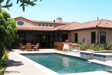 Ejemplo de piscinas y jacuzzis alargados mediterráneos extra grandes rectangulares en patio trasero con losas de hormigón