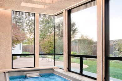 Ejemplo de casa de la piscina y piscina moderna pequeña rectangular y interior