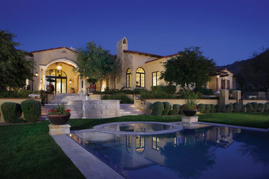 Großer Mediterraner Pool hinter dem Haus in rechteckiger Form mit Natursteinplatten in Phoenix
