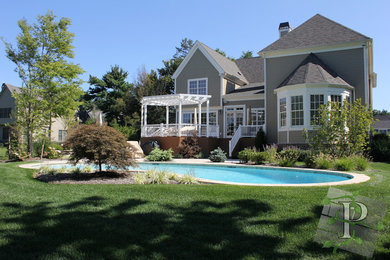 Источник вдохновения для домашнего уюта: бассейн среднего размера, в форме фасоли на заднем дворе в классическом стиле с покрытием из каменной брусчатки