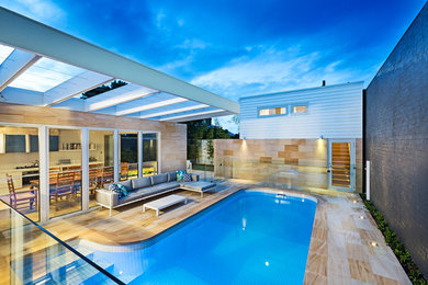Свежая идея для дизайна: бассейн среднего размера в современном стиле - отличное фото интерьера