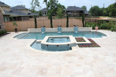 Diseño de piscinas y jacuzzis actuales grandes rectangulares en patio trasero con adoquines de piedra natural