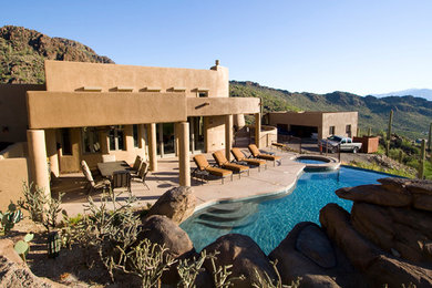 Foto de piscinas y jacuzzis naturales de estilo americano de tamaño medio a medida en patio delantero con losas de hormigón