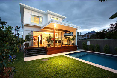 Moderner Pool hinter dem Haus in rechteckiger Form mit Dielen in Brisbane