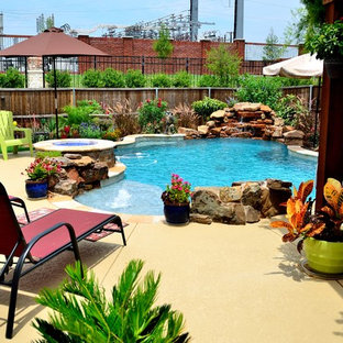 Immagine di una grande piscina naturale costiera personalizzata dietro casa con pedane