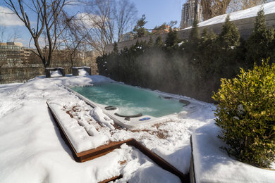 Großer Klassischer Pool hinter dem Haus in rechteckiger Form mit Dielen in Toronto