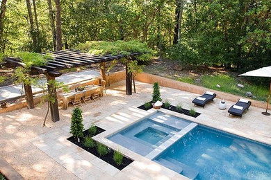Diseño de piscinas y jacuzzis alargados mediterráneos rectangulares en patio trasero con suelo de baldosas