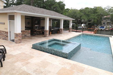 Imagen de piscinas y jacuzzis contemporáneos de tamaño medio rectangulares en patio trasero con suelo de baldosas