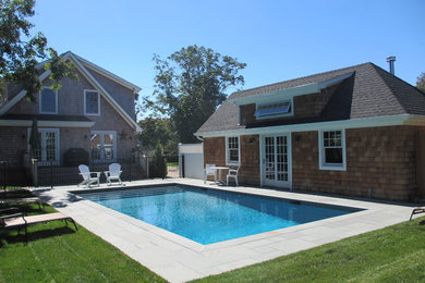 Modelo de piscina de estilo americano rectangular en patio trasero