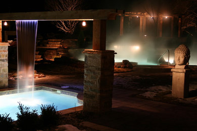 Ispirazione per una piscina mediterranea rettangolare dietro casa con una vasca idromassaggio e lastre di cemento