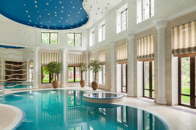 Ispirazione per una grande piscina coperta a sfioro infinito classica personalizzata