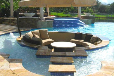 Foto de piscinas y jacuzzis a medida en patio trasero con adoquines de piedra natural